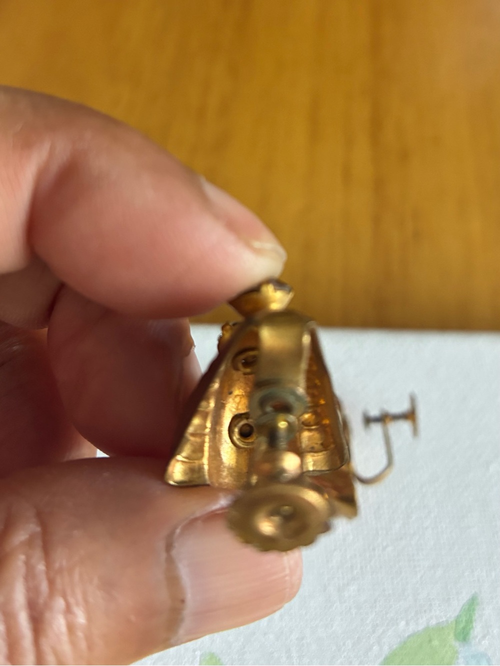 Vintage screw-back earrings. - Picture 5 of 5
